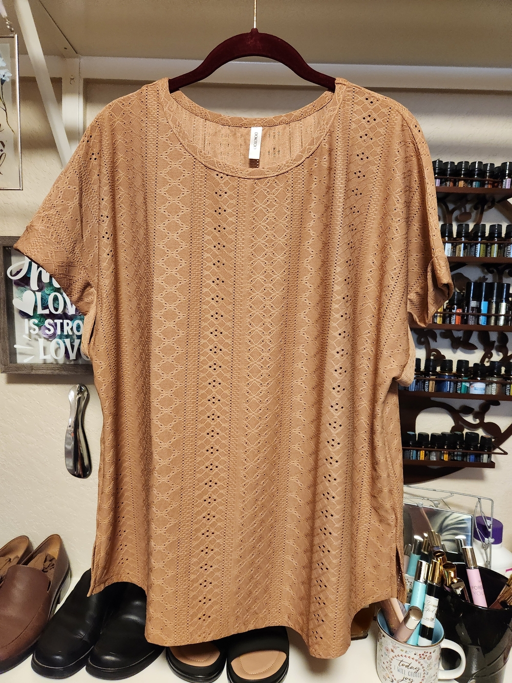 Women’s Short Sleeve Eyelet Tunic Top - Tan